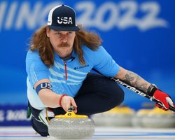 Усами и прической спортсмен из США привлекал внимание к проблеме рака на Олимпиаде-2022 (фото, видео)