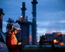 Атака Израиля на Иран: почему дорожает нефть и как от этого выиграет Россия