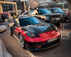 У Києві помітили екстремальний трековий Porsche із яскравим тюнінгом (фото)