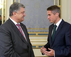 Порошенко и министр обороны Британии обсудили усиление санкций против РФ