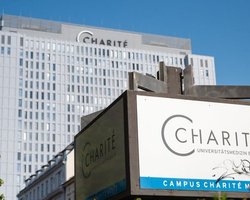 Навальный о встрече с Меркель в клинике: Не стоит ее называть "секретной"