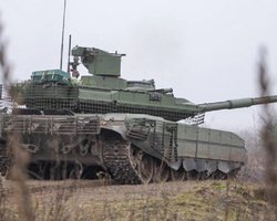 Мішки не врятували: Нацгвардія ліквідувала на Херсонщині гордість РФ — танк "Прорив" (відео)