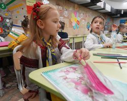 Лишь половина украинских детей за рубежом посещает школу: в УВКБ ООН назвали основные причины