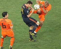 Блаттер недоволен поведением игроков в финале ЧМ-2010