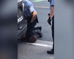 В США полицейский задушил коленом темнокожего мужчину при задержании