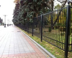 Стало известно, кому принадлежит забор вокруг Верховной Рады