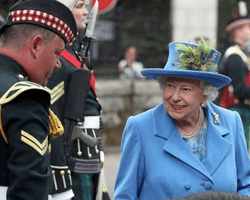 Королівські капелюшки. Топ 20 найкращих головних уборів Єлизавети II