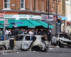 Участников английских погромов судят круглосуточно