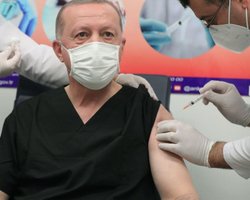Президенту Турции Эрдогану сделали вторую прививку вакцины от коронавируса