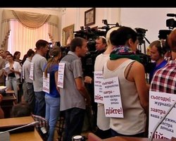 Азаров пообещал не забирать аккредитации у журналистов из-за акции в Кабмине