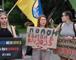 "Плен убивает": в центре Запорожья активисты требовали вернуть защитников "Азовстали" (фото)