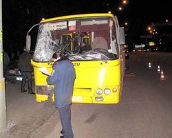 ДТП в Киеве: маршрутка врезалась в опору. Есть пострадавшие
