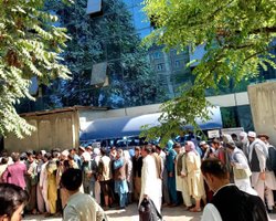 В Кабуле у банков выстроились огромные очереди за наличными (фото)