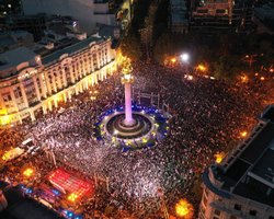 В центре Тбилиси десятки тысяч протестующих требовали освободить Саакашвили (фото, видео)
