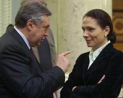 Украинские политики массово устраивают во власть своих родственников, - СМИ