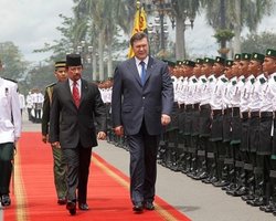 Янукович рассказал в Брунее, как заведовал кафедрой