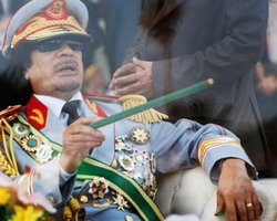 От Януковича требуют лишить Каддафи украинских наград 