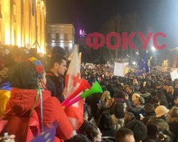 "Грузия не вернется к России": в Тбилиси на улицы вышли 15 тысяч людей (видео)