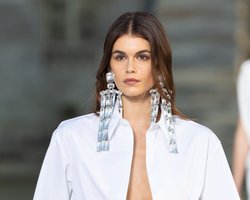 Главные модные тенденции осени 2023. Яркие колготки и красный цвет