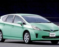 Появились первые изображения компактвэна Toyota Prius