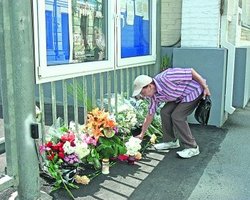 Украинцы оставляют у посольства Норвегии в Киеве свечи и цветы