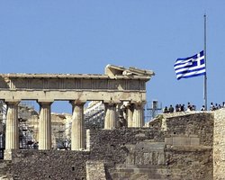 Темпы спада экономики Греции могут неприятно удивить выделивших ей миллиарды евро кредиторов, - отчет