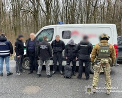 Прятали в бронированной капсуле: инкассаторы вывозили уклонистов за границу (видео)