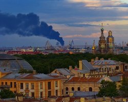 Дрони атакували Санкт-Петербург: уразили нафтовий термінал, місто в диму (фото, відео)