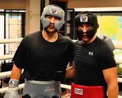 Люди возмущены: украинский боксер помогает чемпиону РФ в подготовке к титульному бою в Екатеринбурге (фото)