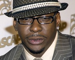 Экс-супруг Уитни Хьюстон покинул ее похороны из-за давления охраны