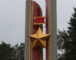 В Киеве избавились от советской звезды со стелы на въезде в город (видео)