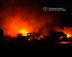 У місті вибухи і пожежі: росіяни скинули на Запоріжжя 5 авіабомб, є жертви (фото, відео)