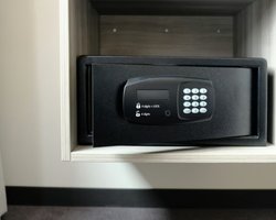 Школьник прочитал детектив и с легкостью вскрыл сейф: трюк удивил даже взрослых