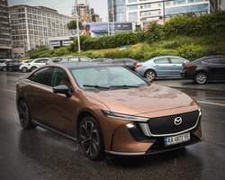 Змінилася до невпізнання: у Києві з'явилася нова "шістка" Mazda (фото)