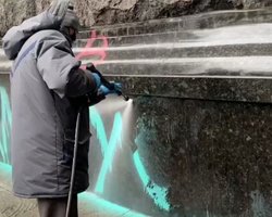 Фасад Офісу президента почали відмивати після "роботи" вандалів (відео)