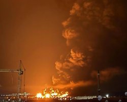 СБУ подтвердила удар по Феодосии: горят резервуары нефтяного терминала и подстанции (спутник)