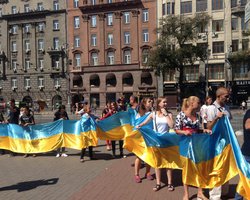 В Киеве растянули 400-метровый национальный флаг