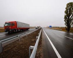 В Харьковской области перевернулась автоцистерна с кислотой