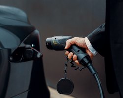 Как зарядить электромобиль в условиях блэкаута: лайфхак от одесситов (видео)