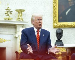 Отошел от традиционной дипломатии: Трамп изменил тактику ведения переговоров по Украине, — AP