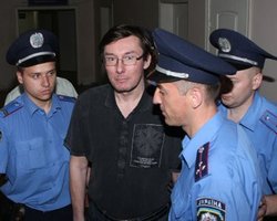Суд оставил Луценко под стражей