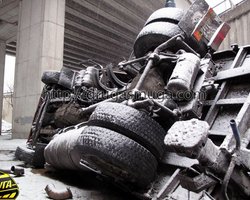 В Киеве с Южного моста упал грузовик