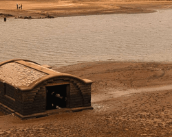 Не хотели уезжать: последняя жительница рассказала о деревне "потерянной под водой"