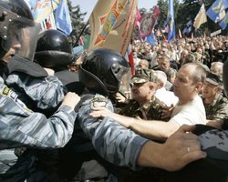 Милиция обыскивает офис организаторов акции афганцев и чернобыльцев 