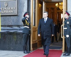 Янукович поздравил Конституционный Суд