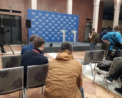 Под НСК "Олимпийский" начинают собираться сторонники Порошенко