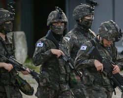 Военное положение в Южной Корее: в Сеуле присутствует военная техника, возле парламента столкновения (видео)