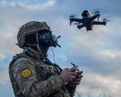 Били трижды: военкора РФ атаковали FPV-дронами в Курской области (видео)