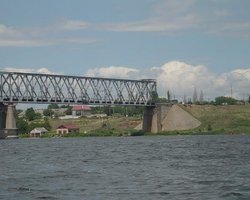 Не только автомобильный: оккупанты признали обстрел Антоновского ж/д моста через Днепр