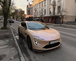 580 сил і немає заднього скла: у Харкові засвітився стильний електрокар від Huawei (фото)